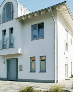 828_3_2004-03_Fenster-grau_Putzhaus-weiss